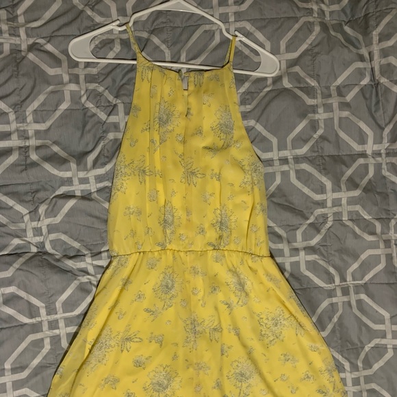 New with tags. Medium yellow dress with flower white and blue from Francescas - Picture 3 of 8